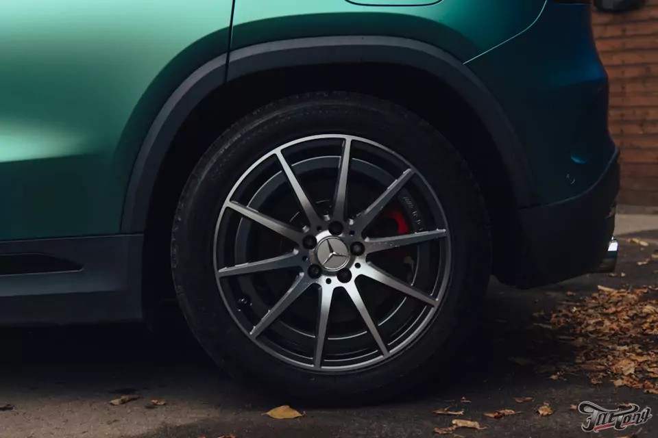 Оклеили Mercedes GLA 45 AMG в винил от Oracal в оттенке Aquamarine, покрыли пленку керамикой. Окрасили суппорта в красный цвет с логотипами AMG